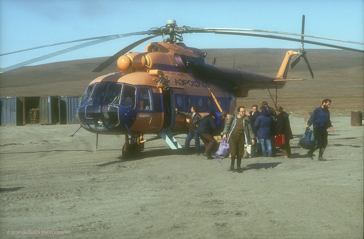 75 SIBERIA.jpg - Luglio/Agosto 1992. Siberia, terra dei Chukchi. Nell'oceano artico  125 Km a nord-est della penisola dei Chukchi (Siberia) c'Ã¨ l'isola di Wrangel, essa ospita piÃ¹ del doppio di specie vegetali (417) di qualsiasi territorio artico a paritÃ  di superficie nonchÃ¨ 30 specie diverse di uccelli oltre ad orsi polari, foche e trichechi ; per questo motivo   Ã¨ stata proclamata patrimonio dell'umanitÃ  dall'UNESCO. Nella foto finalmente si arriva a destinazione sull'isola di Wrangel